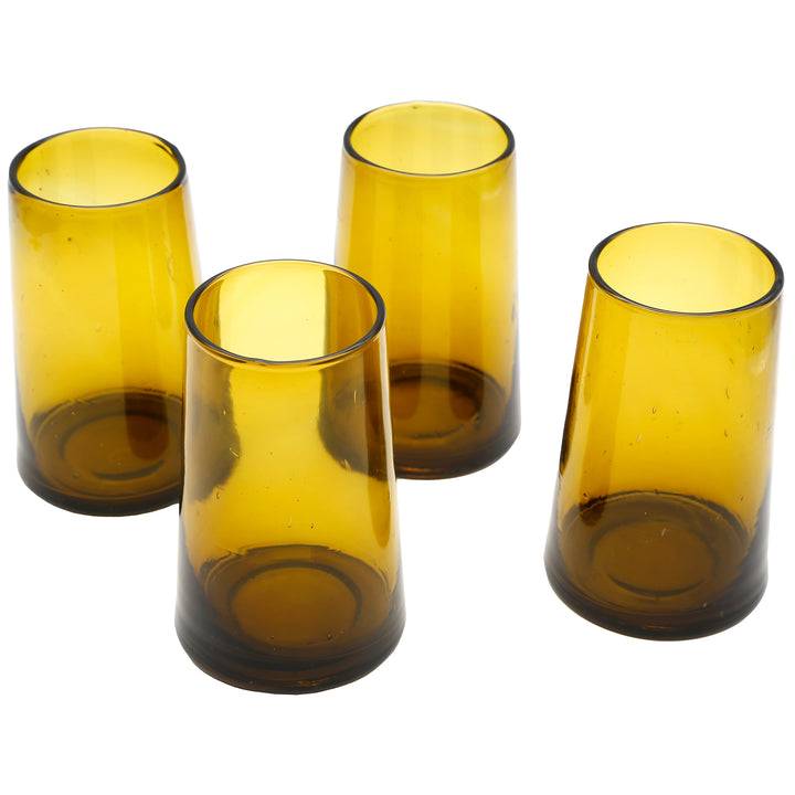 Serveersuggesties met ijskoffie in een honingkleurig glas – perfect voor warme dagen of speciale gelegenheden