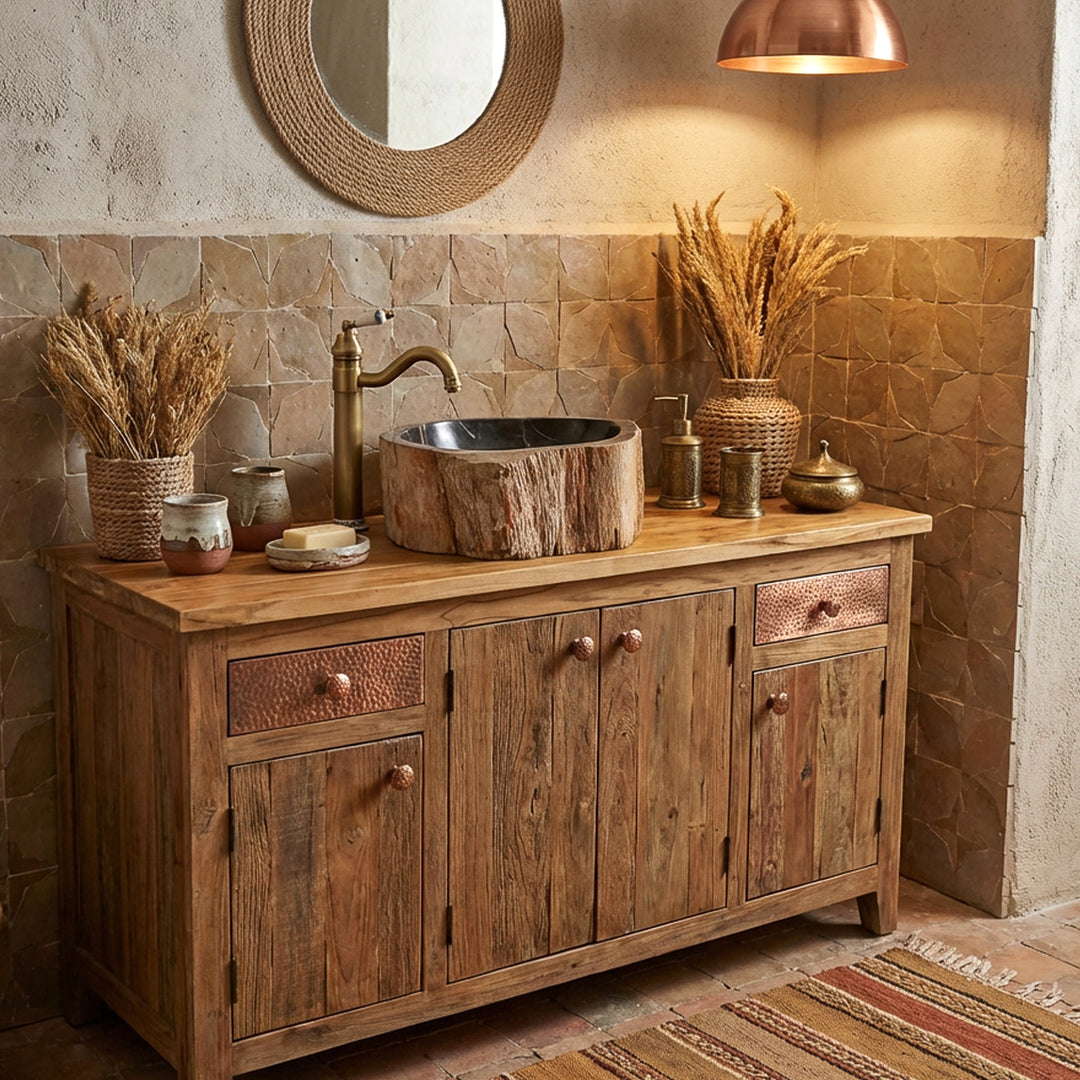 Aufsatzwaschbecken aus Stein mit fossiler Holzoptik, rundes Waschbecken auf massivem Waschtisch im warmen Naturbad mit Lehmfliesen.