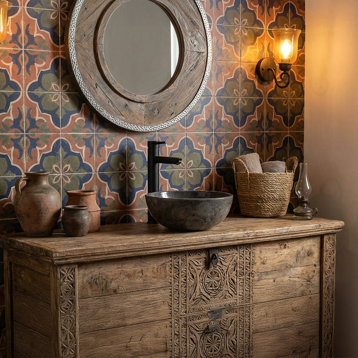 Rundes Waschbecken aus Marmor auf geschnitztem Holzwaschtisch im orientalischen Bad mit gemusterten Fliesen