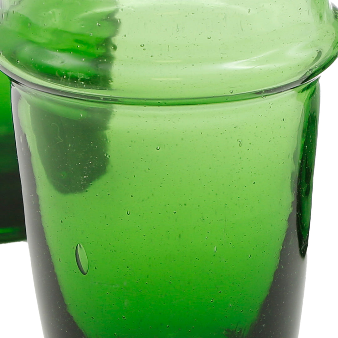 Stilvolle Cocktail-Gläser mit luftiger Struktur – in kräftigem Grün