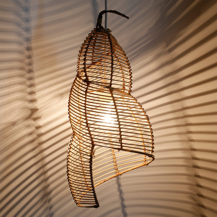Handgefertigte Rattan-Deckenlampe mit geschwungenem Design und eindrucksvollem Licht- und Schattenspiel