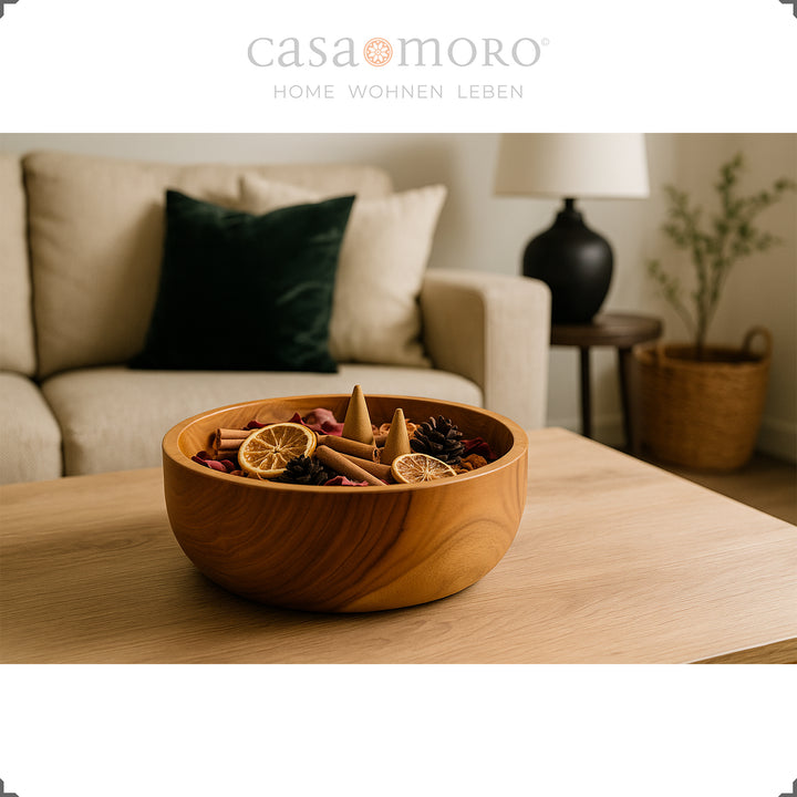 Dekoschale aus Teakholz mit Naturmaterialien im Wohnzimmer
