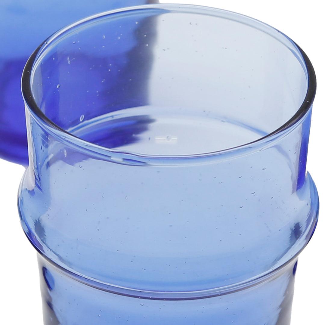 Detailaufnahme eines einzelnen blauen Glases – perfekt als Espressoglas mit elegantem Mundrand