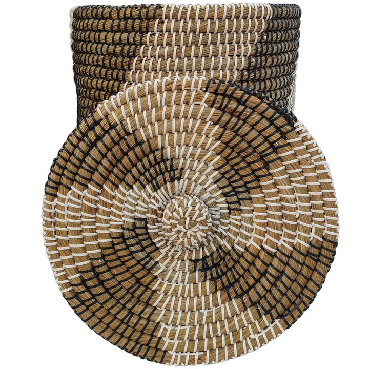 Seegraskorb mit ca. 40 Litern Volumen, davor der gemusterte Deckel mit geflochtenem Knauf in Nahansicht.