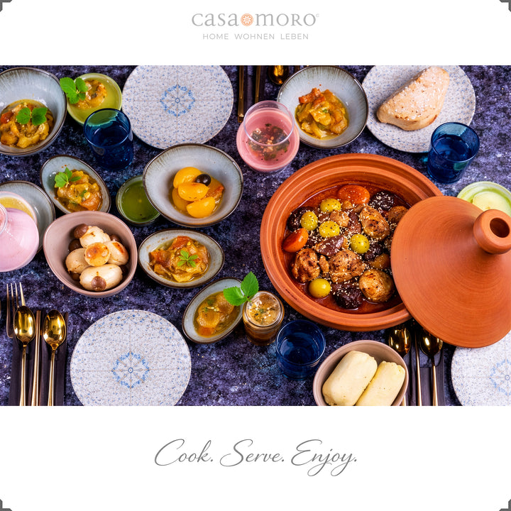 Große Tajine aus Marokko 34 cm mit Lamm, Oliven und aromatischem Gewürz, servierfertig angerichtet