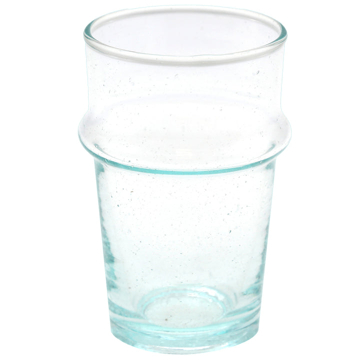 Detailansicht eines Glases mit feinen Bläschen – mundgeblasen aus Recyclingglas