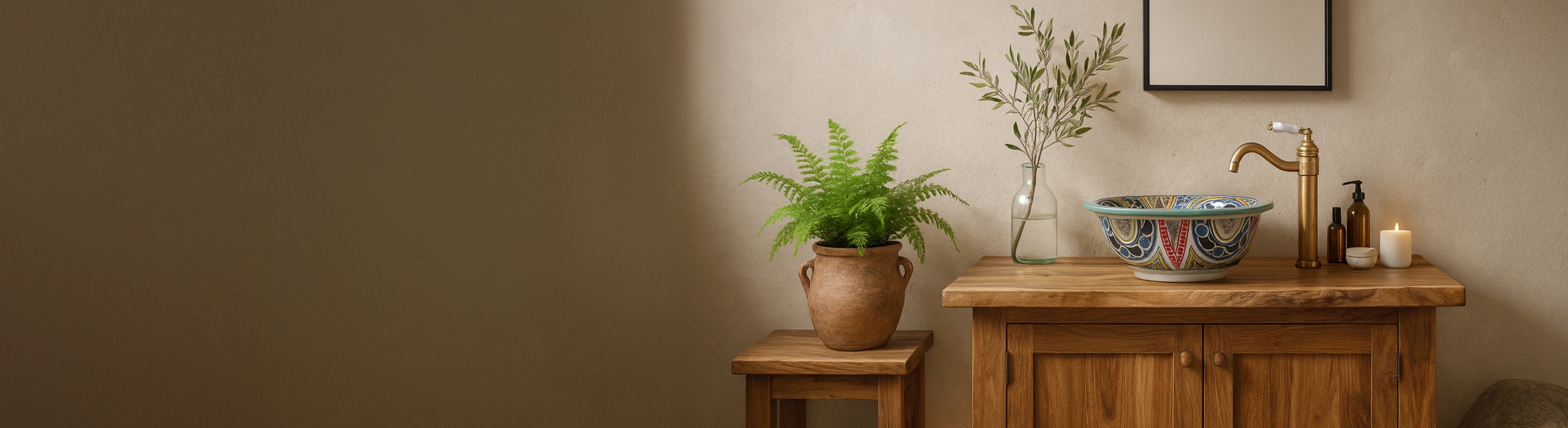 Keramik Waschbecken – Stimmungsvolles Landhausbad mit weißer Kachelwand, Naturstein, rustikalem Holzwaschtisch und farbenfrohem marokkanischen Keramik-Waschbecken