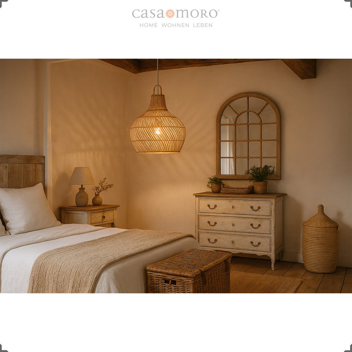 Handgefertigte Rattan-Lampe als Deckenleuchte im Schlafzimmer, erzeugt warmes Licht und gemütliche Boho-Atmosphäre