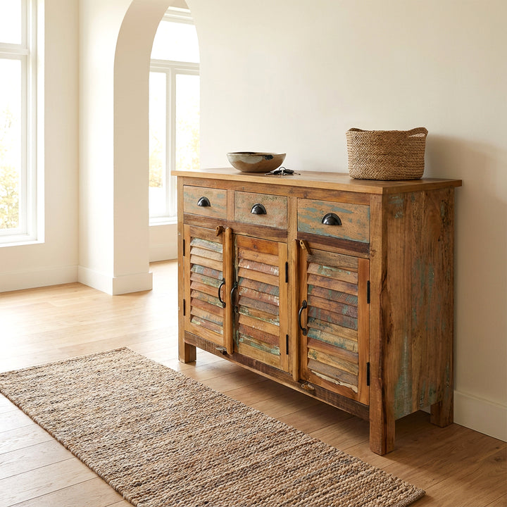  Highboard aus Massivholz und altholz im Vintage-Landhausstil, im hellen Wohnzimmer platziert