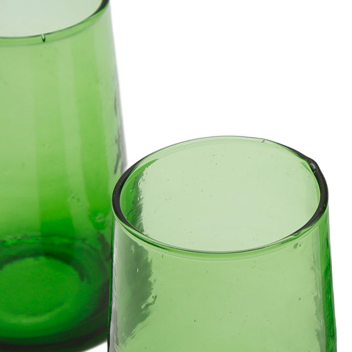 Grünes Glas zum servieren  von geschichtetem Latte Macchiato – stilvoll und funktional im Alltag