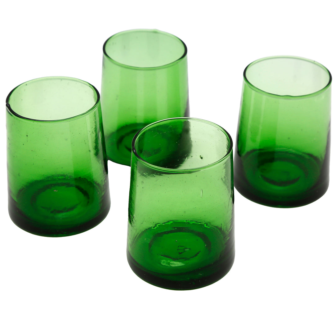 Grünes Glas mit handgefertigter Struktur – ideal als Latte Macchiato Glas