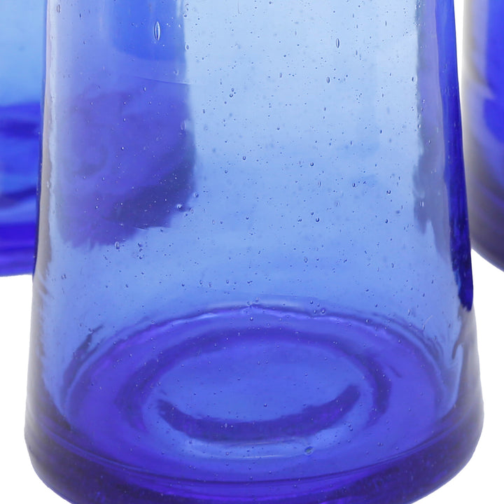 Vier Longdrinkgläser aus blauem Recyclingglas – konisch, schwer und handgefertigt