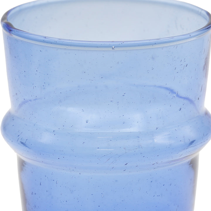 Close-up van een latte macchiato glas – licht onregelmatige vorm en insluitsels