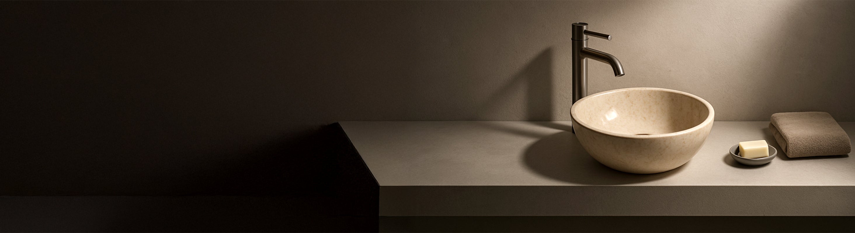 Marmor Waschbecken – Minimalistisches Badezimmer mit Naturstein Waschbecken aus Marmor, modern und elegant ausgeleuchtet.