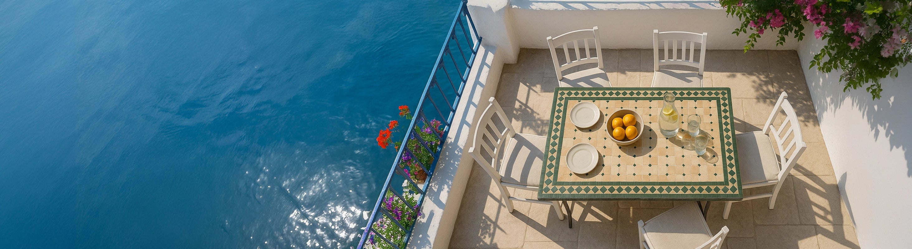 Mosaiktische 120x80 – Mosaiktisch 120x80 cm in rechteckiger Form mit Sitzgruppe auf Balkon oder Terrasse am Meer – großer Tisch für gemeinsame Mahlzeiten