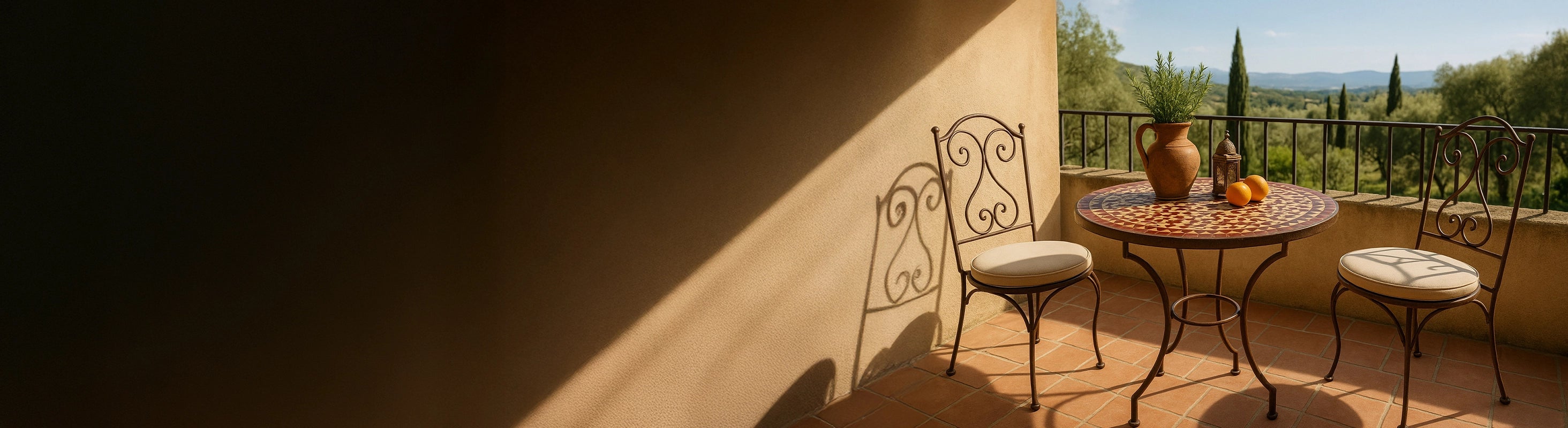 Mosaiktische Ø70 – Runder Mosaiktisch Ø70 cm mit Zellige-Fliesen als Esstisch auf sonniger Terrasse mit zwei Stühlen – ideal für 2 bis 3 Personen.