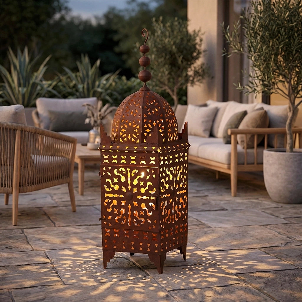 Metall Laterne mit orientalischem Muster im Garten bei Abenddämmerung mit warmem Licht und Schatteneffekten