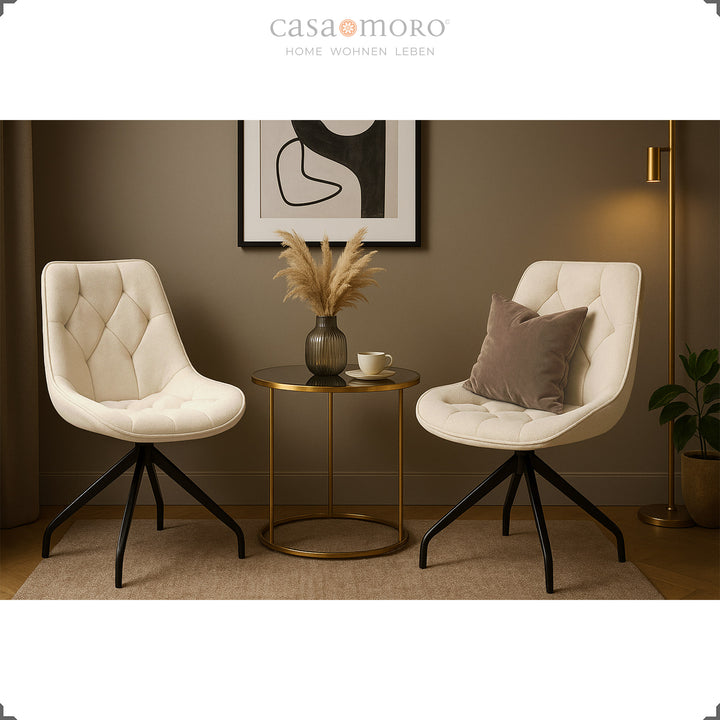 Zwei Polsterstühle 360° drehbar in Beige mit schwarzem Metallgestell – gemütliche Sitzgruppe mit Beistelltisch und Wandkunst im modernen Wohnzimmer