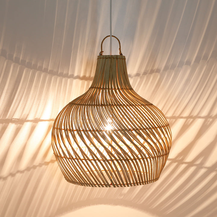 Handgefertigte Rattan-Deckenlampe mit elegantem, geschwungenem Geflecht und warmem Lichtspiel an Wand und Decke