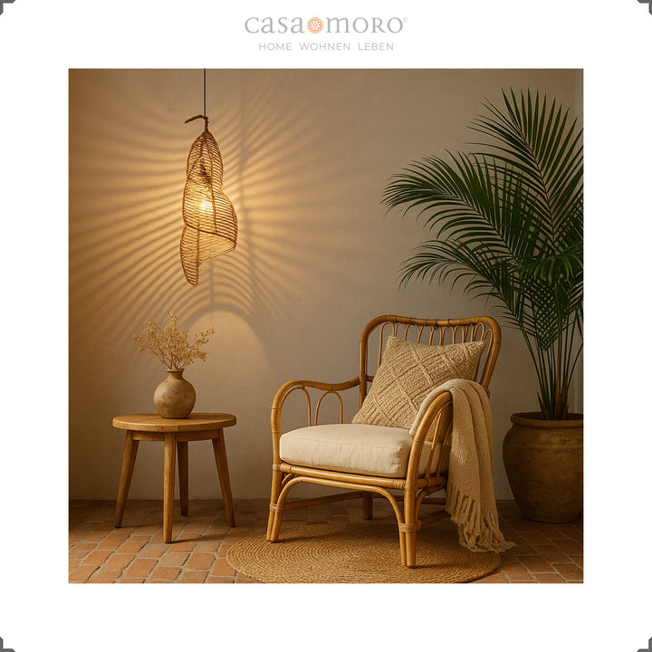 Geschwungene Rattan-Lampe im Wohnzimmer, handgefertigt und mit warmem Licht- und
