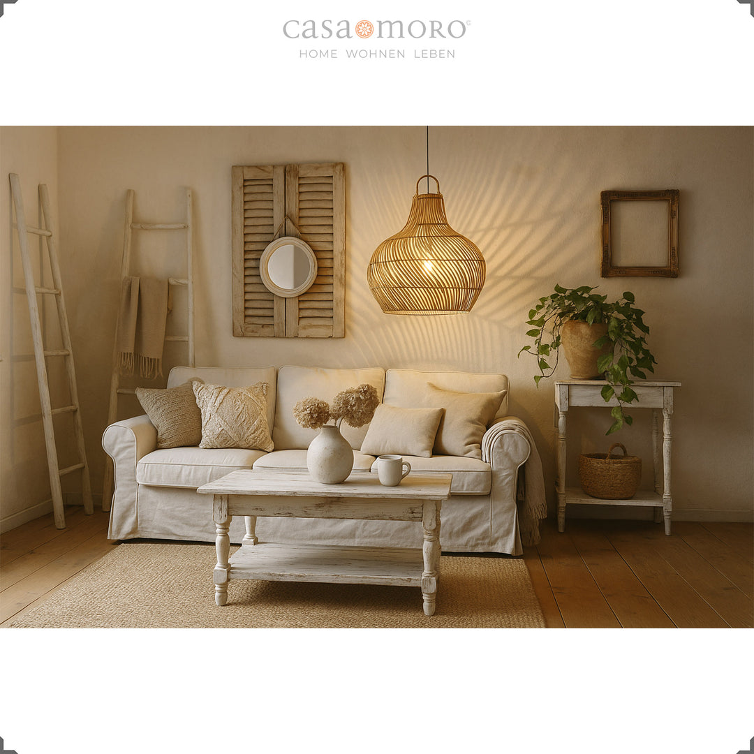 Handgefertigte Rattan-Lampe als Hängelampe im Wohnzimmer, schafft warmes Licht und gemütliche Boho-Stimmung