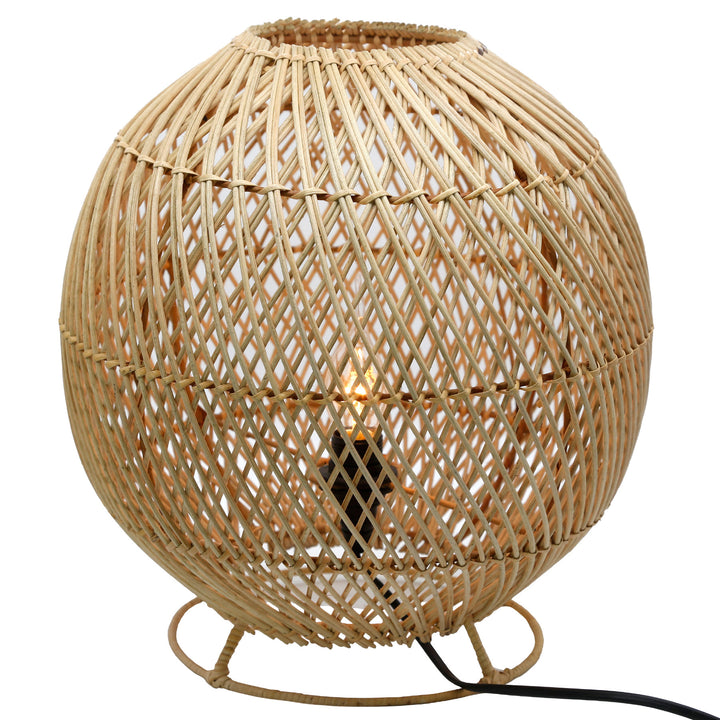 Runde Tischlampe aus naturbelassenem Rattan mit feinem Flechtmuster und sichtbarer Glühbirne