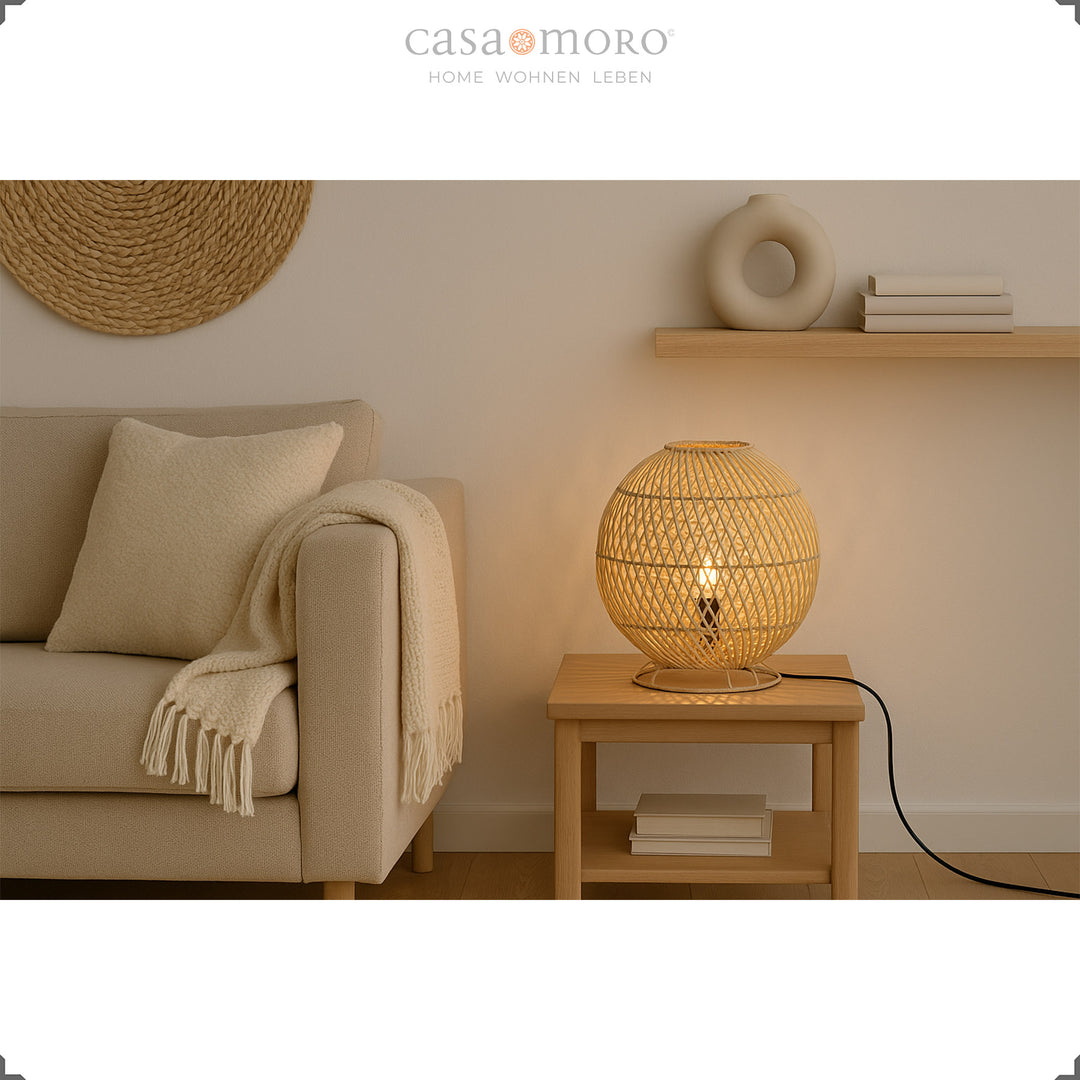 Runde Rattan Tischleuchte auf Beistelltisch neben Sofa, warmes Licht und natürliche Einrichtung