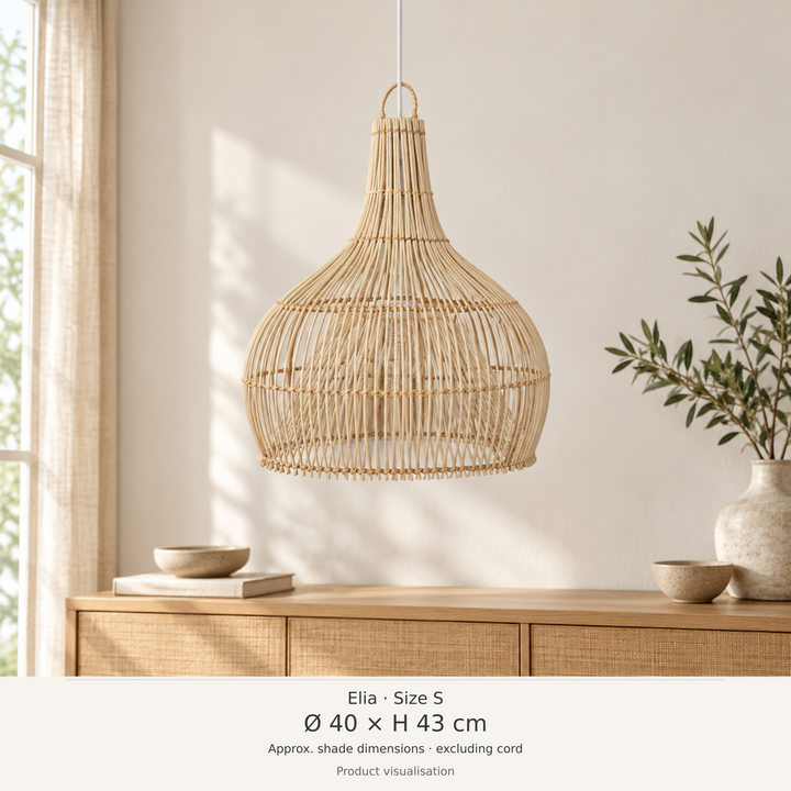 Produktvisualisierung der Rattan-Pendelleuchte Elia in Größe S mit Ø 40 × H 43 cm Schirmmaßen im Wohnraum