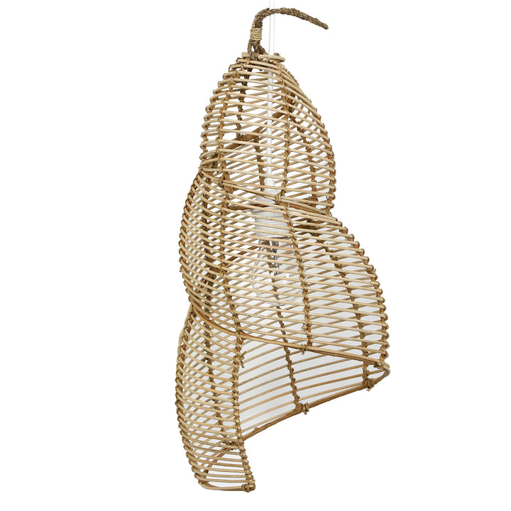 Geschwungene, handgeflochtene Rattanlampe mit offenem Geflecht und organischer Form