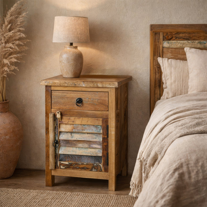 Kommode aus Massivholz als Nachttisch im Schlafzimmer, ruhige Boho-Atmosphäre, warmes Licht