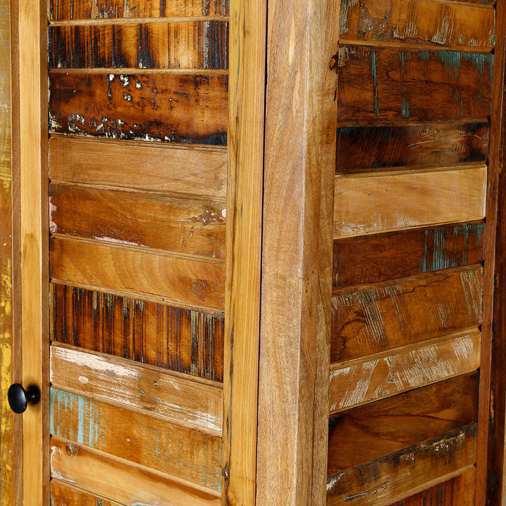 Detailansicht eines schmalen Schranks aus massivem Holz und Altholz im Vintage-Stil