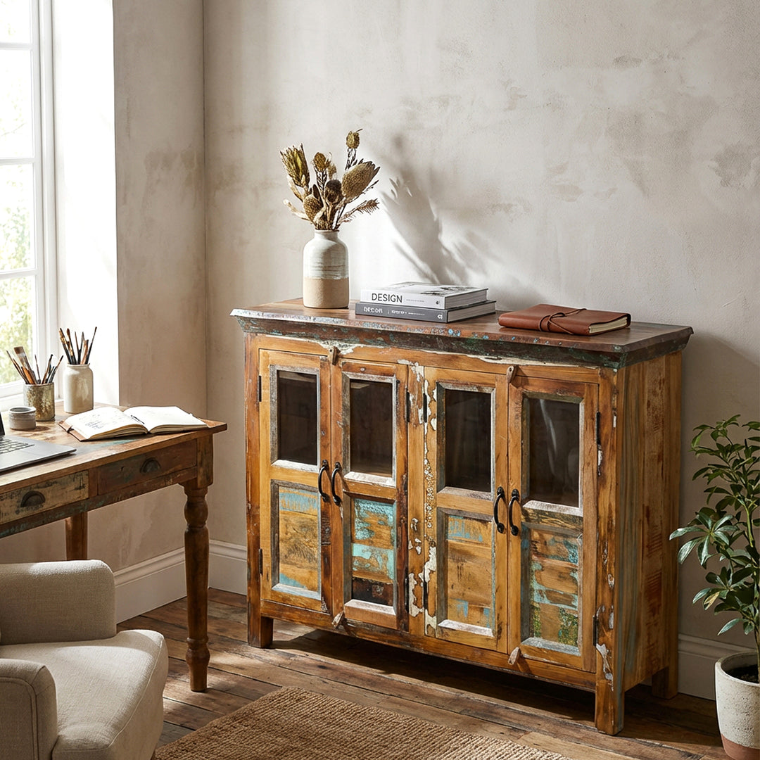 Vintage-Sideboard aus Massivem Altholz mit Glastüren im Wohnzimmer als stilvolle Aufbewahrung