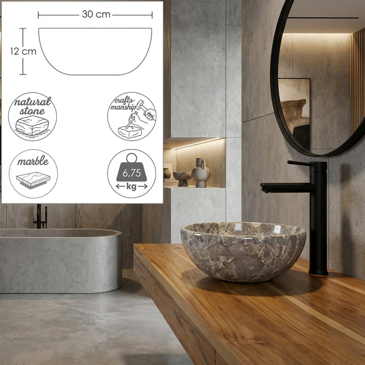 Naturstein Aufsatzwaschbecken in graubrauner Maserung auf Holzkonsole im modernen Badezimmer, mit schwarzer Standarmatur und integrierter Maßgrafik zu Durchmesser, Höhe, Material und Gewicht