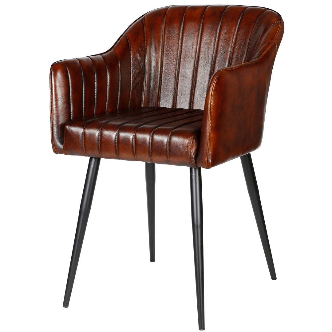 Antikbrauner Esszimmerstuhl aus Echtleder mit vertikaler Steppung, geschwungenen Armlehnen und stabilem schwarzem Metallgestell.