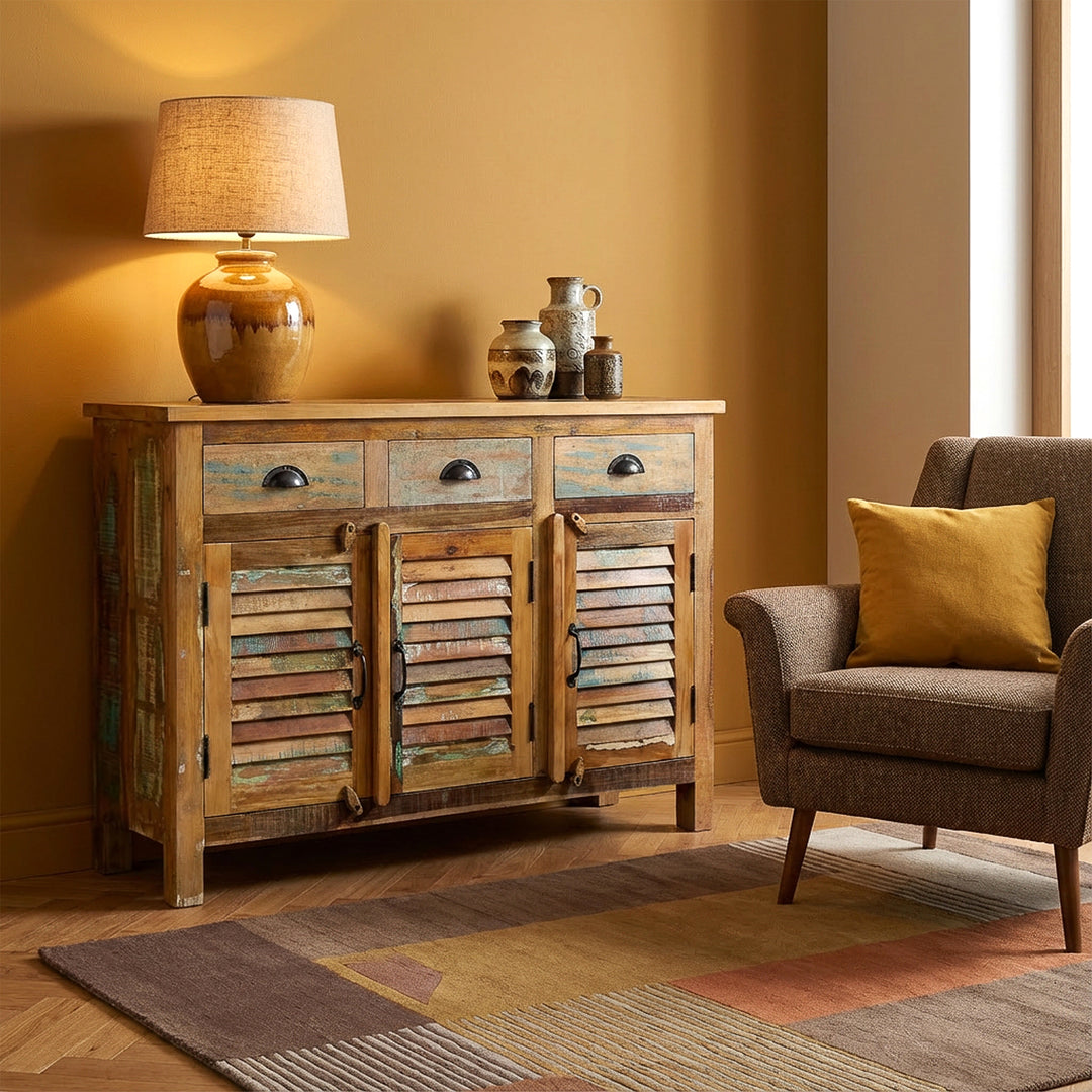 Highboard aus massivem Holz und altholz mit Schubladen im Vintage-Stil, im modernen Wohnzimmer platziert