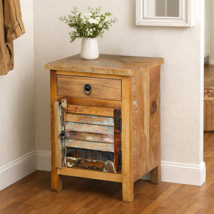 Kommode aus massivem Holz im Flur mit Vase, natürliche Holzstruktur, helle Wohnszene