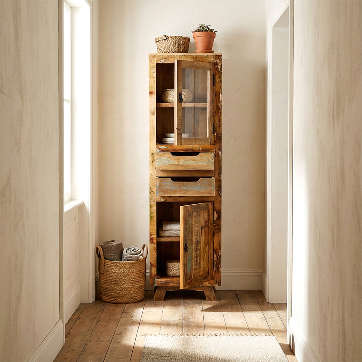 Vitrinenschrank aus massivholz und altholz mit Schublade und Türen im Landhausstil, im Flur platziert