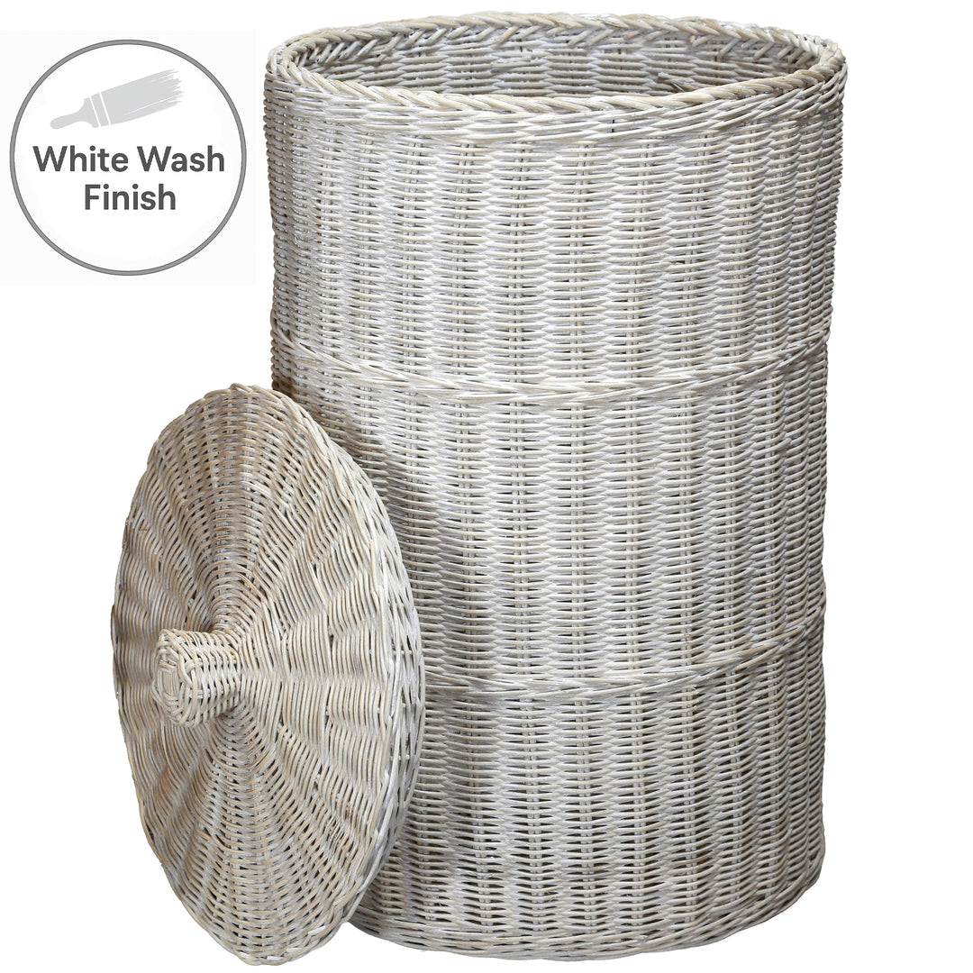 Großer, weiß gekalkter Wäschekorb aus handgeflochtenem Rattan, mit abnehmbarem Deckel in White-Wash-Optik