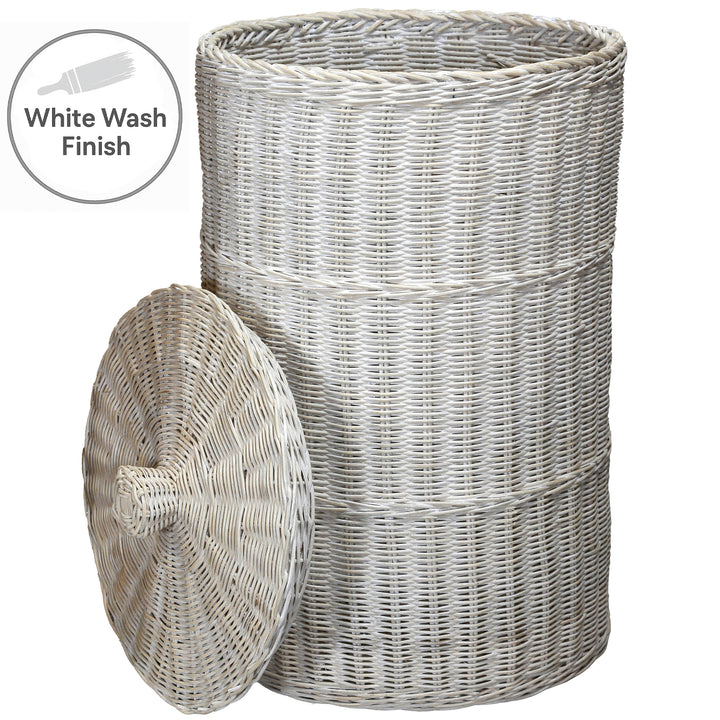 Großer, weiß gekalkter Wäschekorb aus handgeflochtenem Rattan, mit abnehmbarem Deckel in White-Wash-Optik