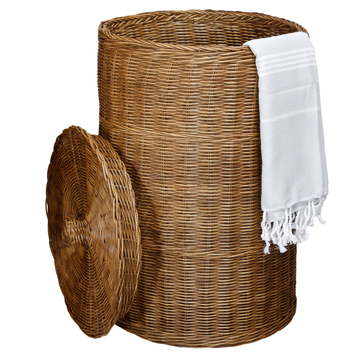 Kompakter, geflochtener Wäschekorb aus Rattan mit Deckel, ideal für kleinere Räume oder Single-Haushalte