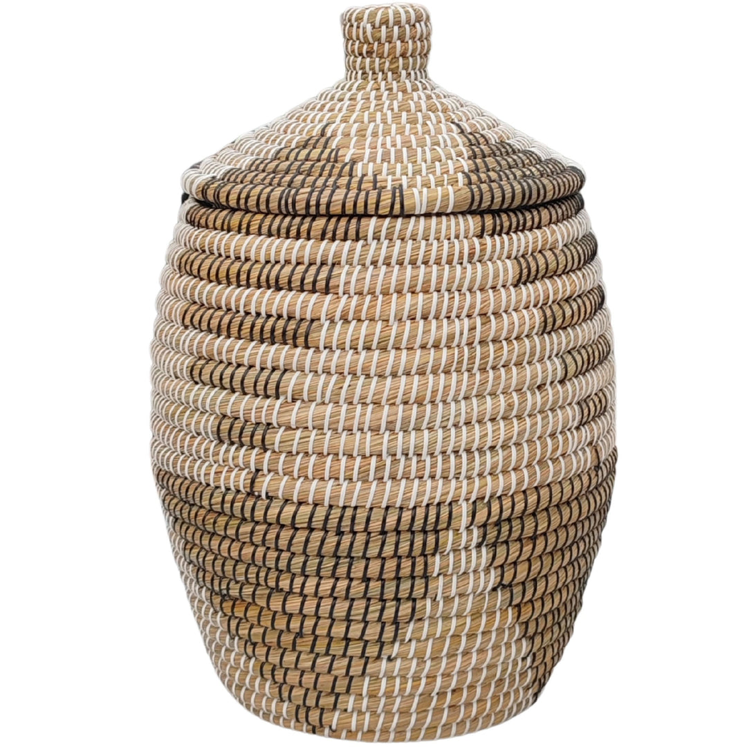 Bauchiger Wäschekorb aus Seegras in Natur/Braun/Schwarz/Weiß mit kegelförmigem Deckel und ca. 30 Litern Volumen.