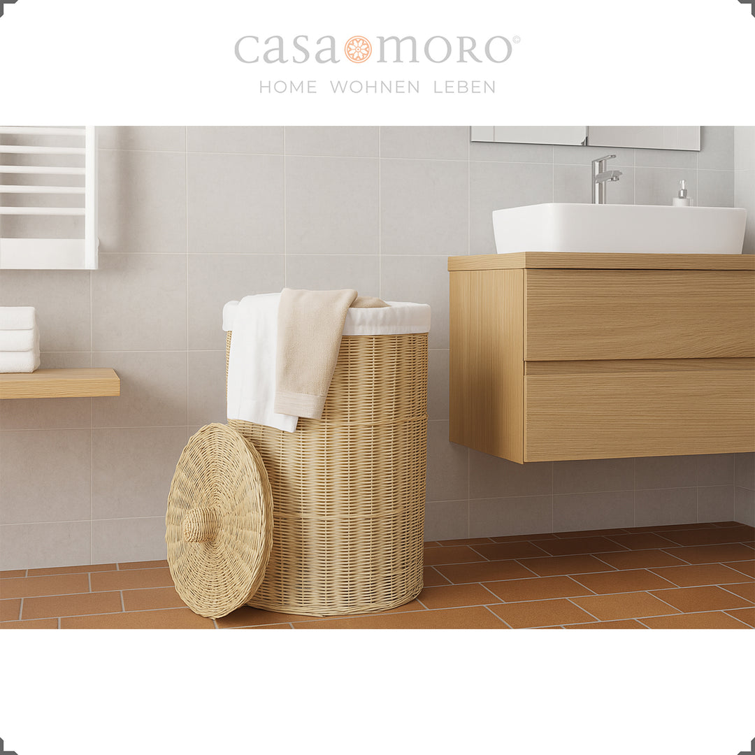 Stilvoller Wäschekorb aus geflochtenem Rattan im modernen Badezimmer mit hellem Interieur