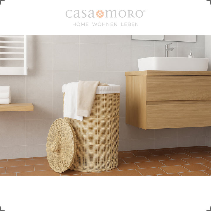 Stilvoller Wäschekorb aus geflochtenem Rattan im modernen Badezimmer mit hellem Interieur