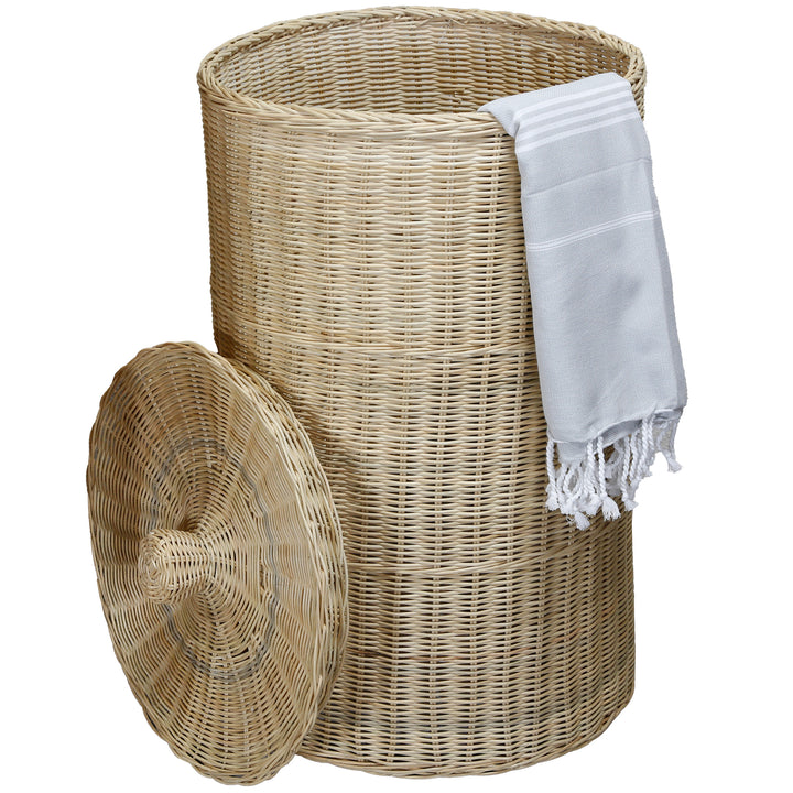 Großer Wäschekorb aus Rattan mit weißem Innenbeutel und blauem Hamamtuch, ca. 60 cm hoch
