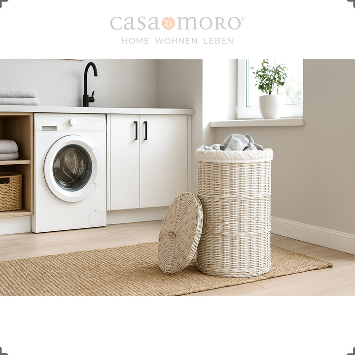 White Wash Wäschekorb im Waschraum, mit hellem Innenbeutel und geflochtenem Deckel – harmonisch im modernen Interieur