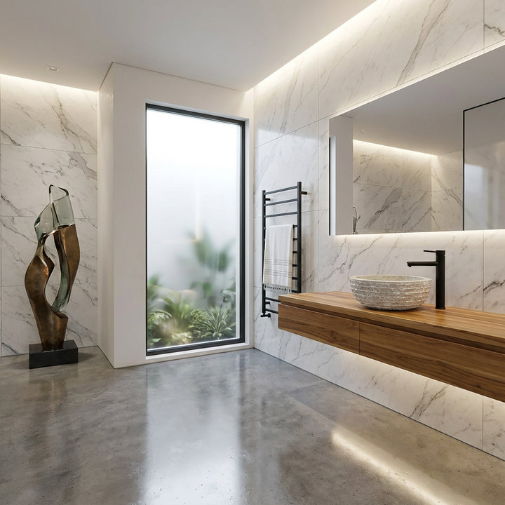 Modernes Steinwaschbecken als Aufsatzbecken auf schwebendem Holzwaschtisch in hellem Bad mit Natursteinfliesen