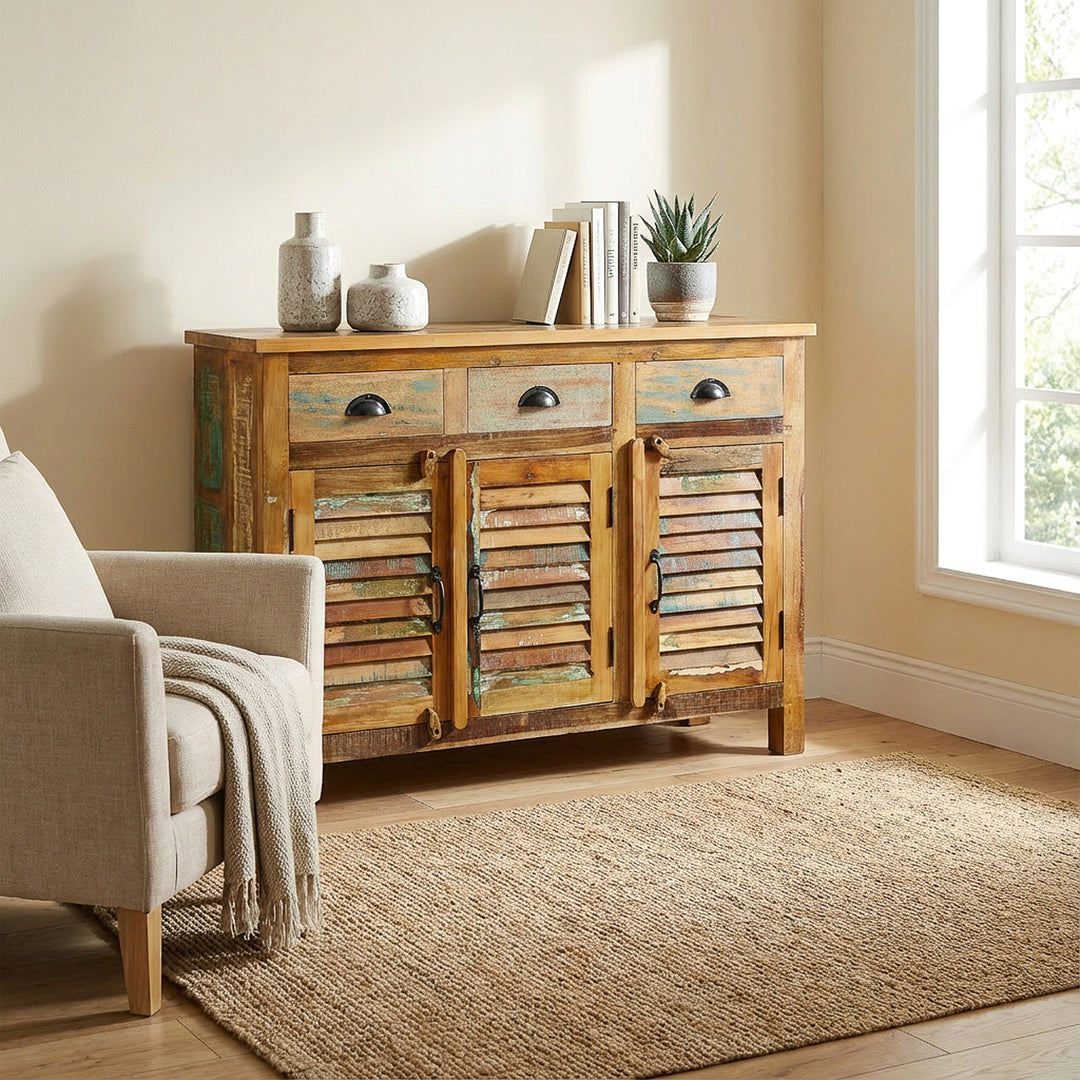 Highboard aus Massivholz und Altholz mit Schubladen im Vintage-Stil, im Wohnzimmer platziert