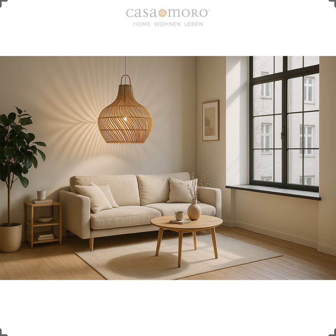 Handgefertigte Rattan-Lampe als Deckenleuchte im modernen Wohnzimmer, mit sanftem Licht und natürlicher Atmosphäre