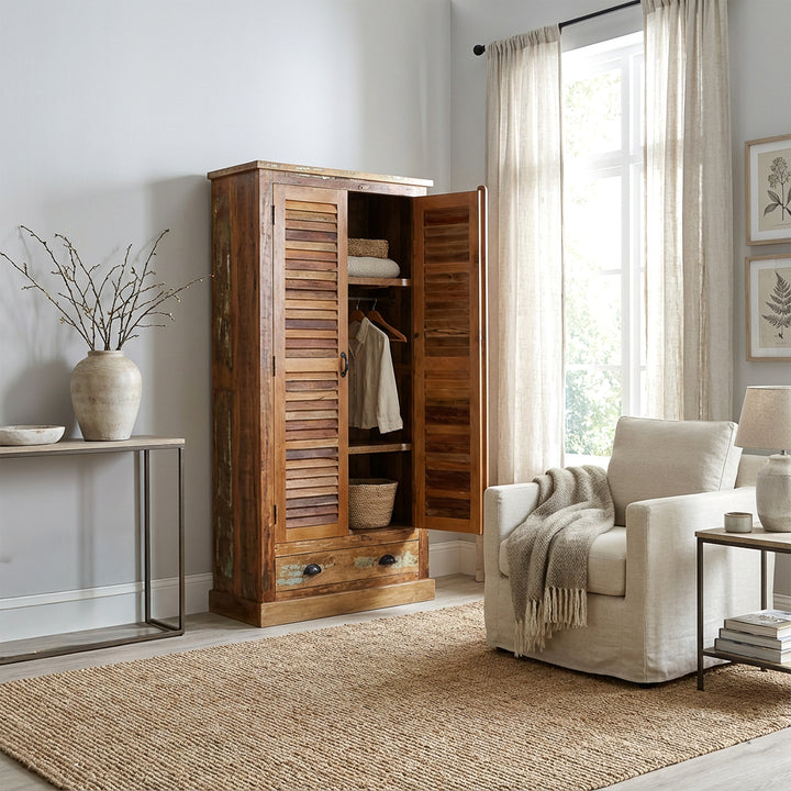 Schrank aus massivem Holz und Altholz im Vintage-Stil, im Wohnzimmer platziert