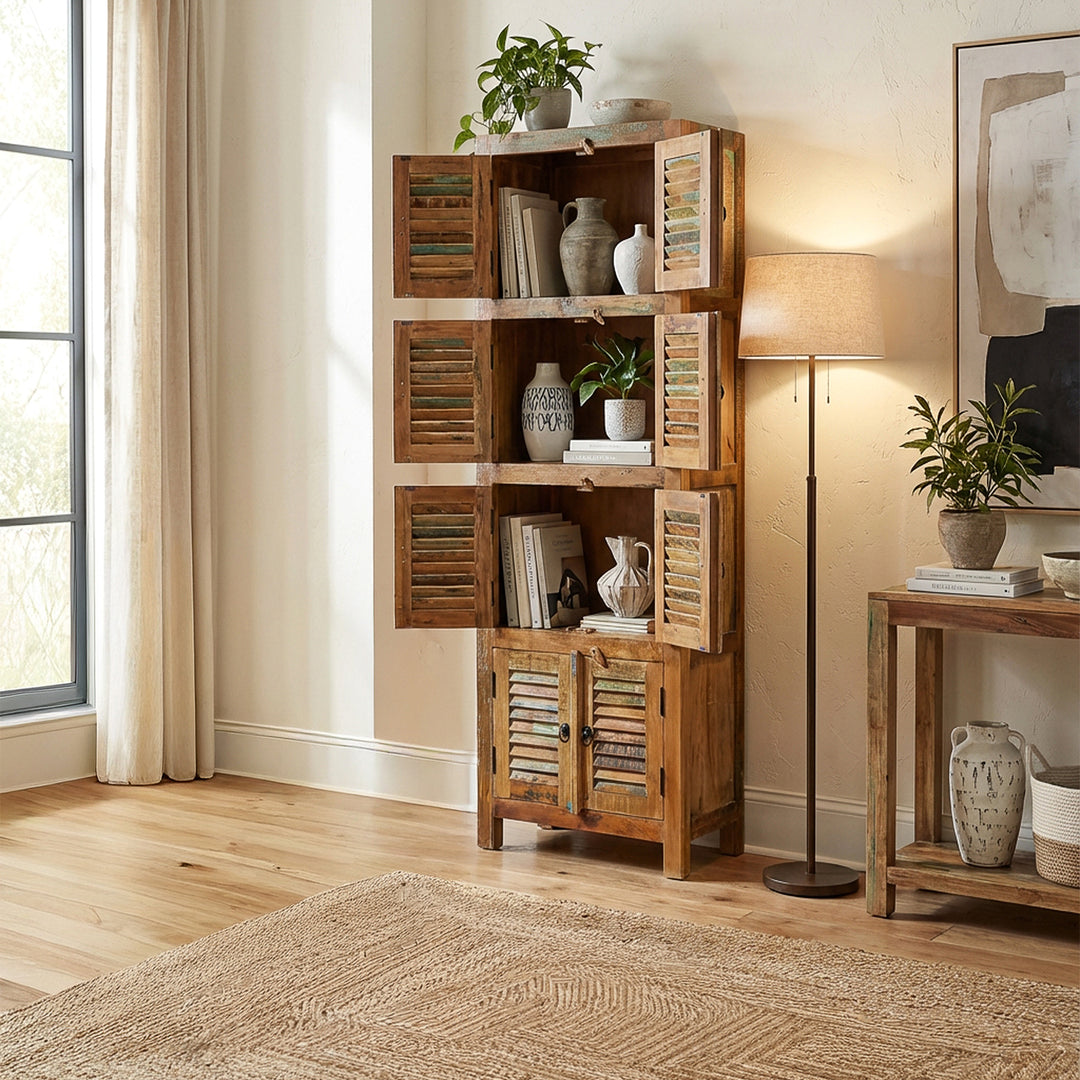 Schrank aus Altholz im Landhausstil, schmal und freistehend im Wohnzimmer